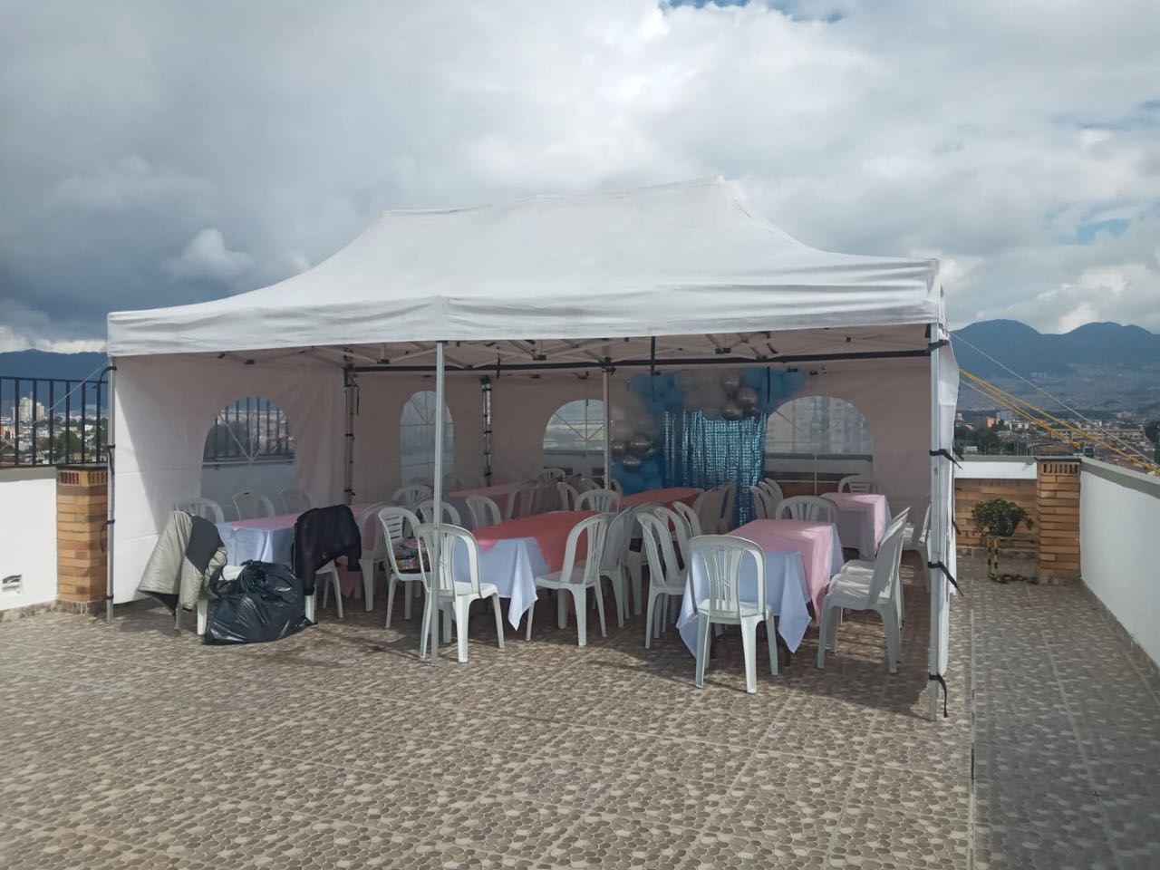 Montaje de carpa, mesas y mantelería para evento en Bogotá