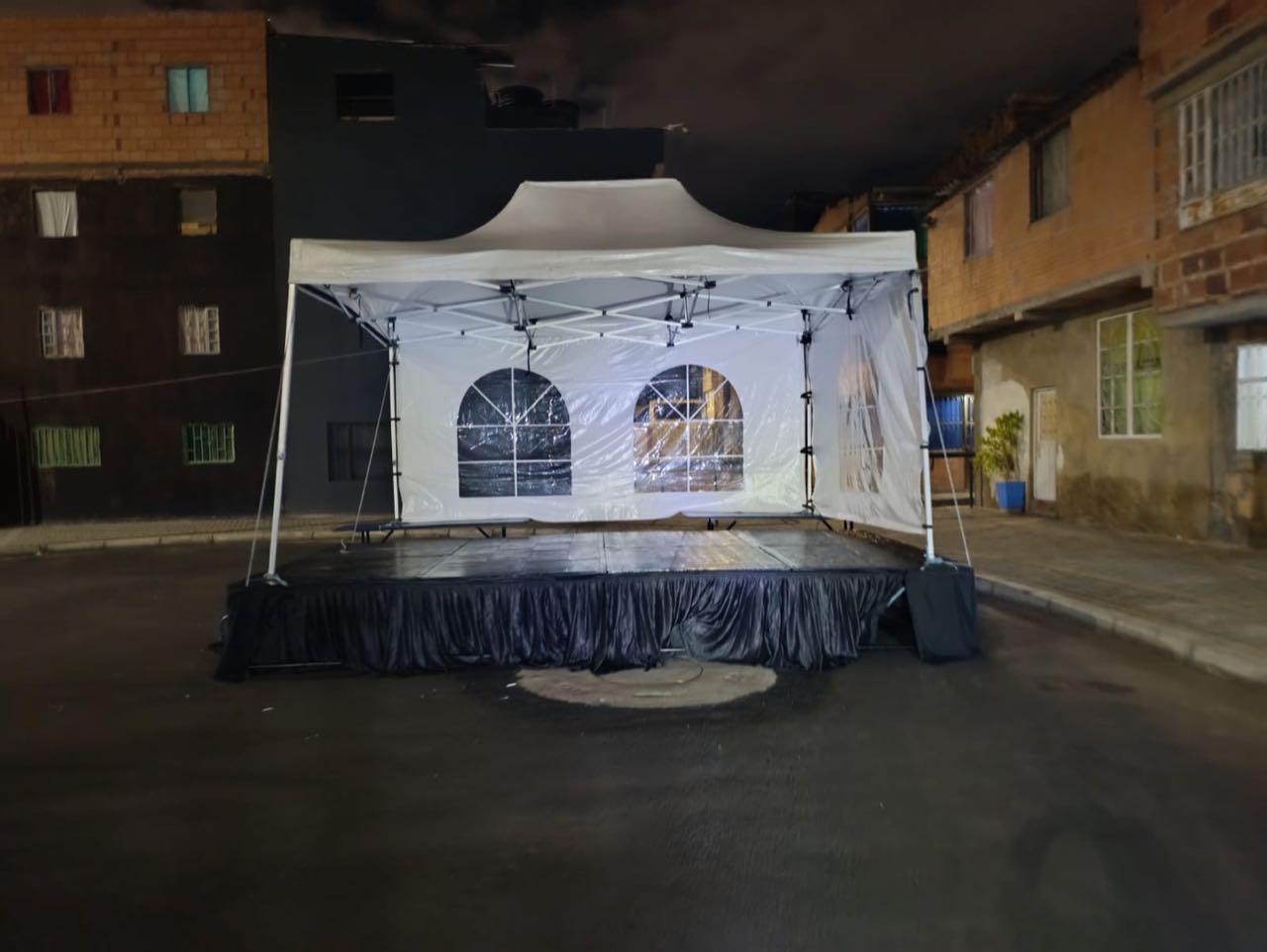 Carpa iluminada para evento nocturno en Bogotá
