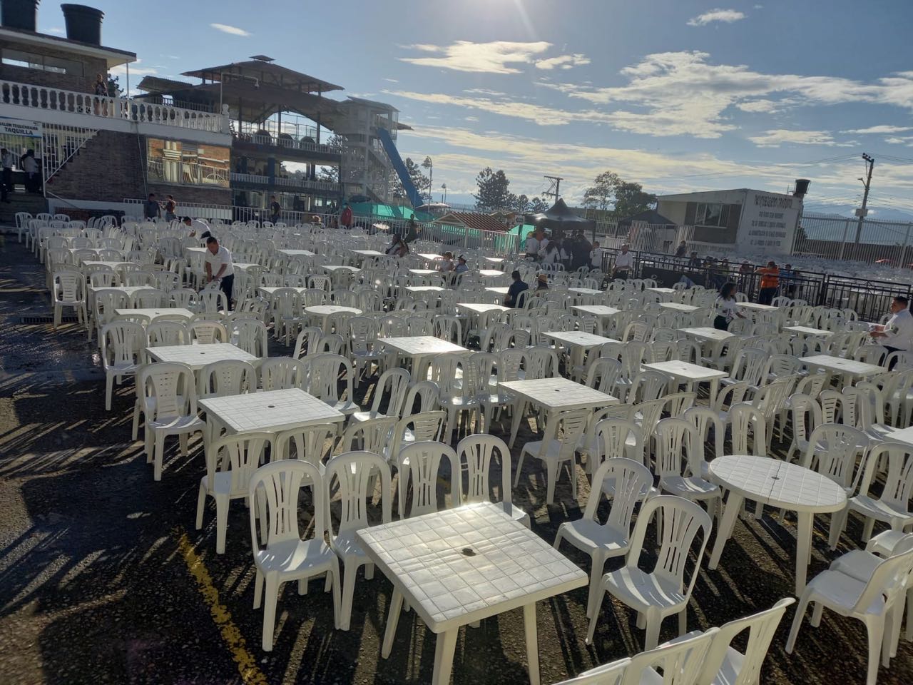 Evento social con mesas y sillas en Bogotá