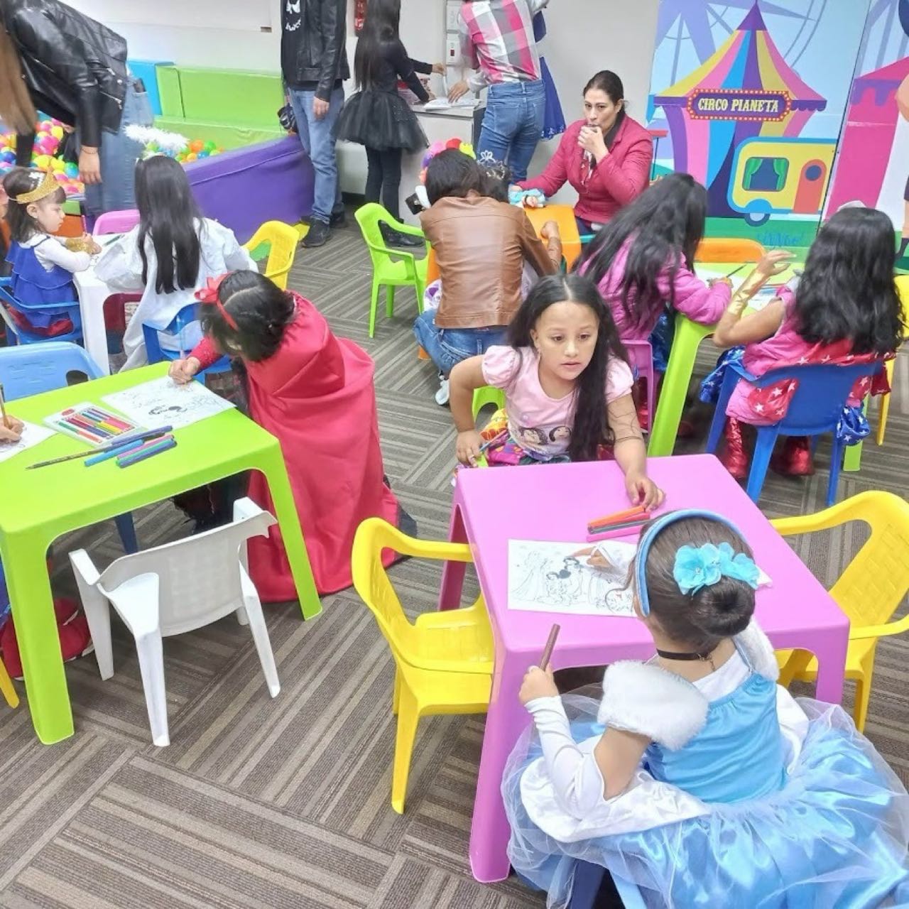 Mobiliario infantil de colores para fiesta en Bogotá